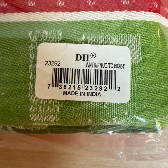 Pretty Christmas Tablecloth 60" x 84" NEW - Picture 3 of 3